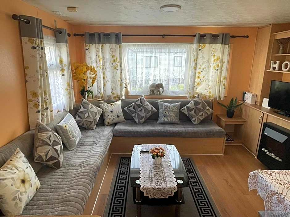 Bright Family Caravan with Deck & BBQ at Seawick Holiday Park, Clacton