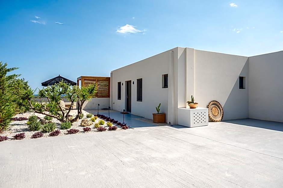 Mnḗmē Suites & Villas