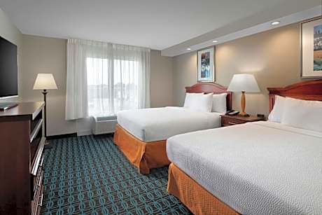 Queen Room with Two Queen Beds and Adapted Tub - Mobility Accessible