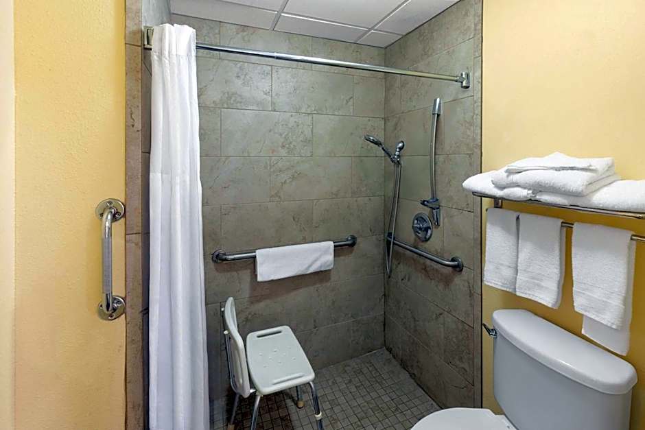 Super 8 by Wyndham Temple S. General Bruce