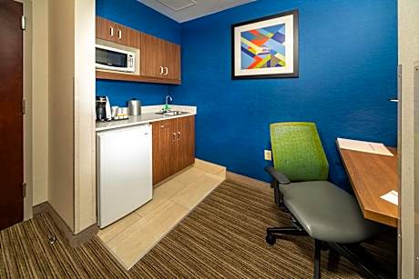 Suite with Mobility Accessible Tub - Non-Smoking