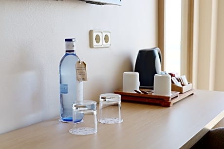 DOUBLE WITH BALCONY SEE VIEW CAPACITY 3