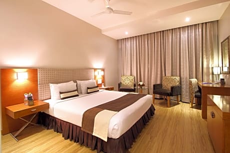 1 King Bed, Non-Smoking, Deluxe Room, Wi-Fi, Coffee Maker, Safe, Mini Bar, Full Breakfast