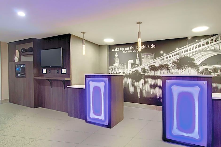 La Quinta Inn & Suites by Wyndham Cleveland Airport West