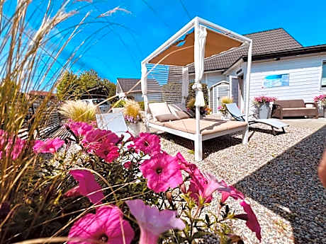 Biale Domki Paula Rewal - Domki z klimatyzacja, w obiekcie Jacuzzi i darmowe Wifi!