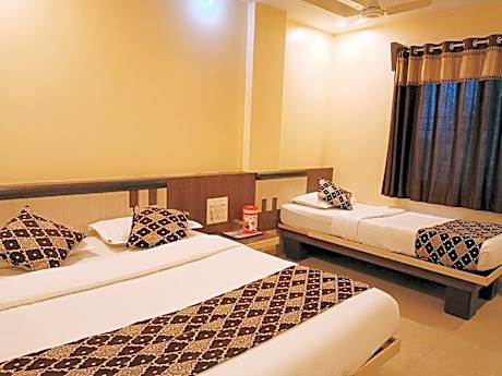 Deluxe Triple Bed AC Room