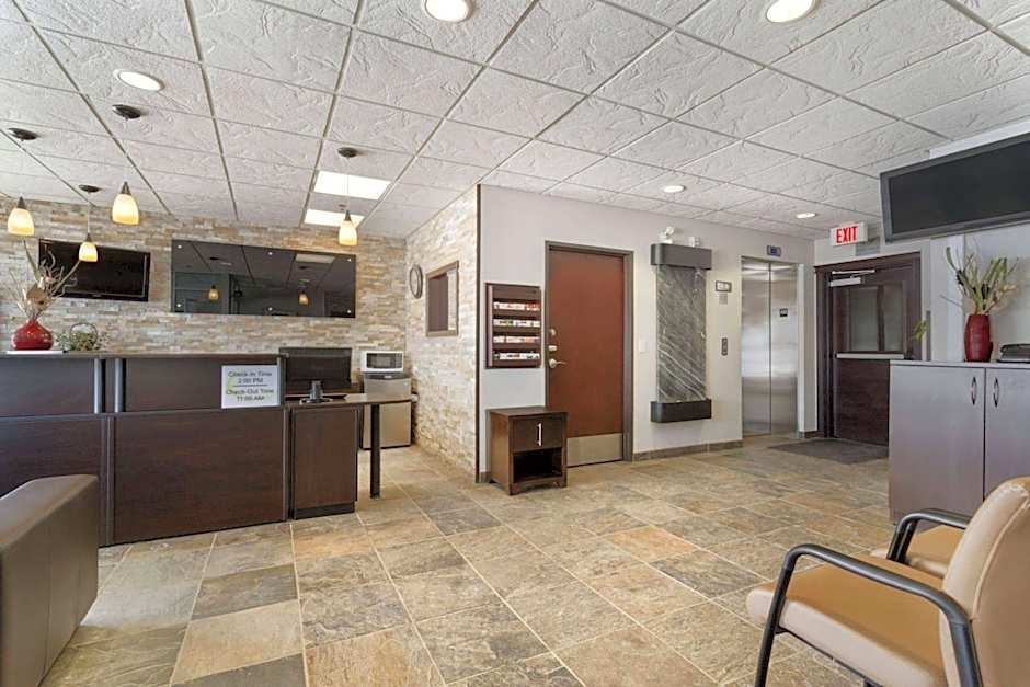 Super 8 by Wyndham Saskatoon Near Downtown