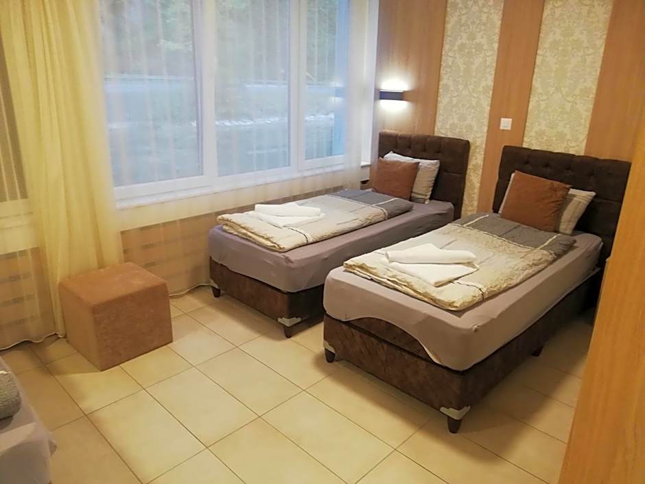 Photo 1 of 6 of Quadruple Room with Bathroom
