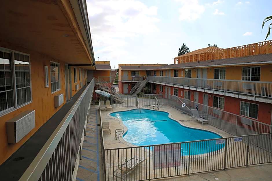 Chateau Inn & Suites