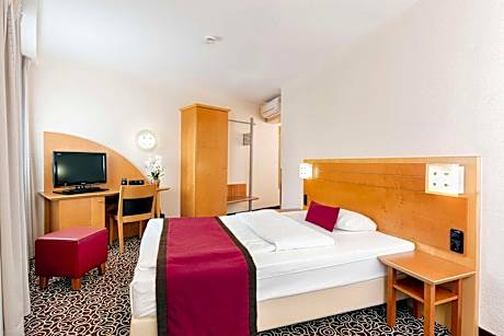 Economy Queen Room