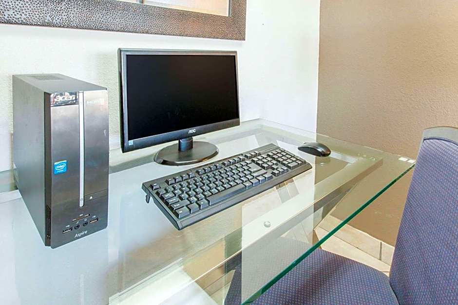 Super 8 by Wyndham Millbury/Toledo