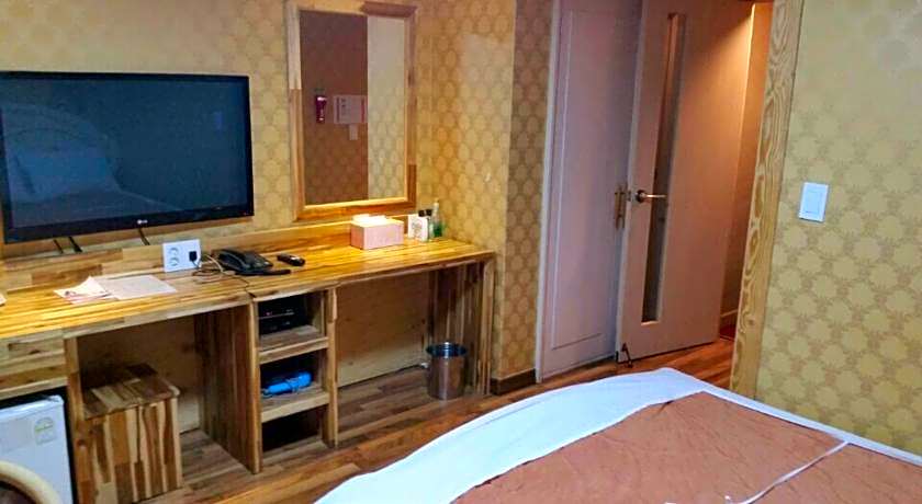 Green And Blue Hotel