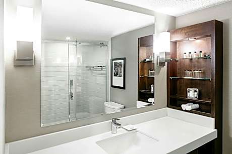 Delta Pantry, Premium, Larger Guest Room, 1 King, High Floor