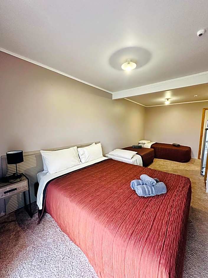 The Crossing Lodge & Backpackers