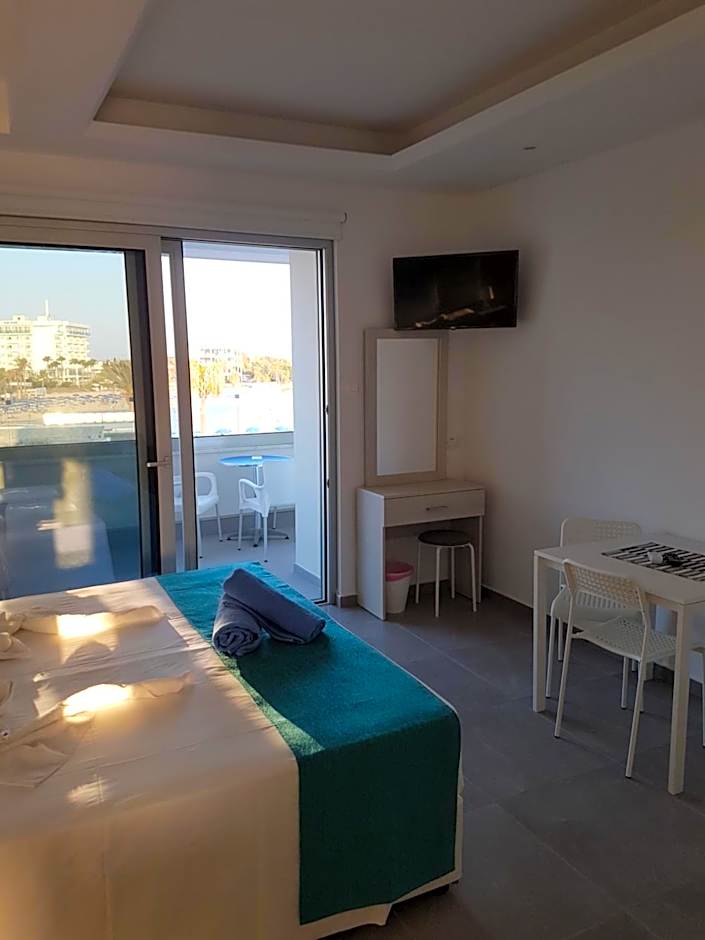 Christopher's Sandy Beach Suites