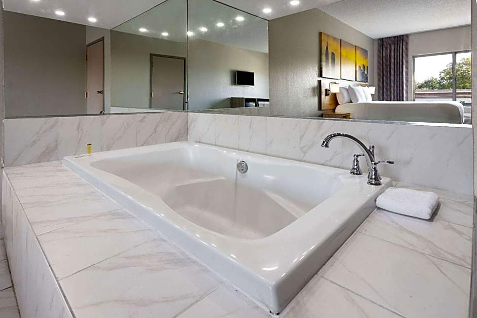 Days Inn & Suites by Wyndham Albany