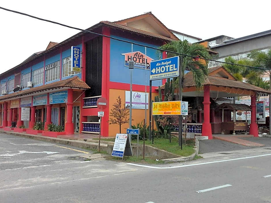 KUALA BESUT JETTY BUDGET HOTEL AIN - In front of Kuala Besut Jetty