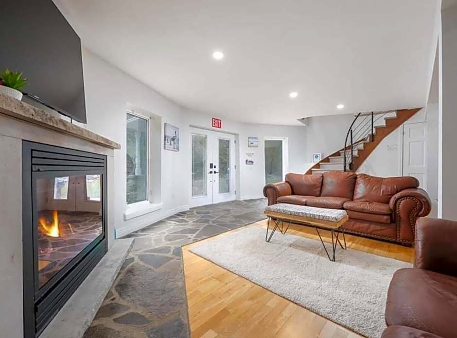 Stunning waterfront w spa dog run