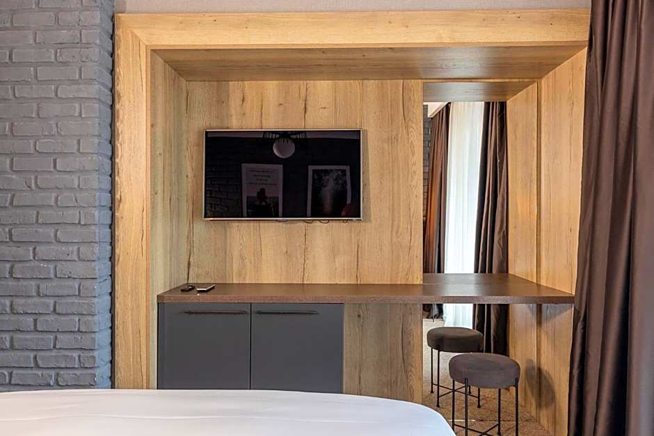 UpperHouse Suites & More