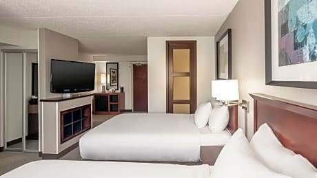 Two Queen Beds (with sofa bed)