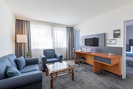 One-Bedroom Queen Suite