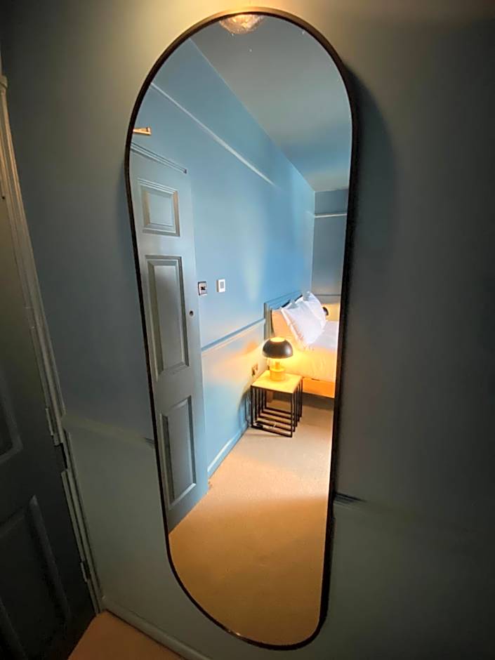 ROOMS AT THE QUAYSIDE - stylish en-suite rooms on Poole Quay all fully refurbed