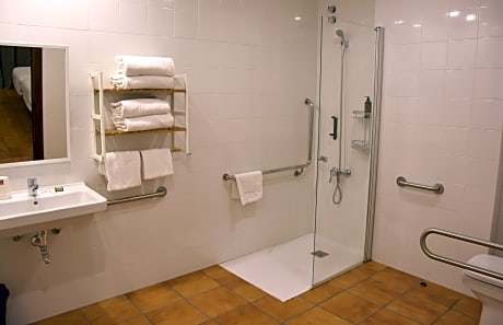 ECONOMY QUADRUPLE ROOM (2 ADULTS + 2 CHILDREN)