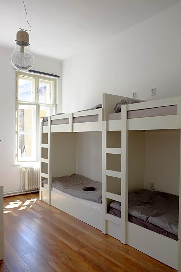 Lovecroatia Zagreb-'Paxnest' HOSTEL, No party! Cozy and quiet! Separated Men and women's rooms! Indoor shoes provided!