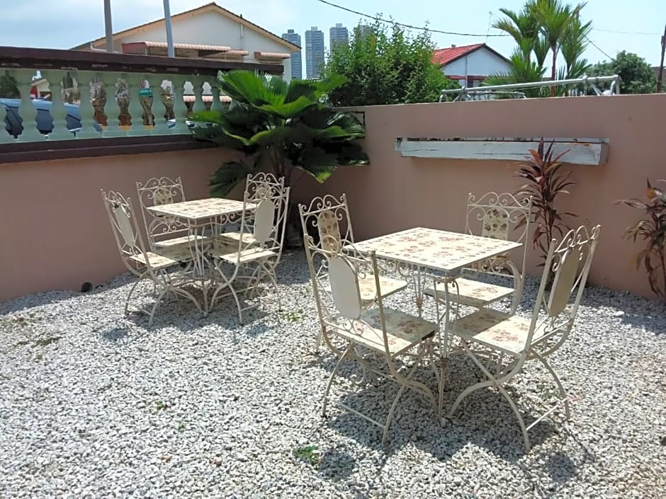 Welcome Back Home Stay by ZUZU