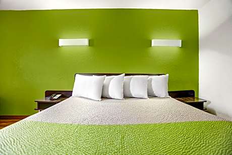 1 King Bed | Non-Smoking, Micfridge