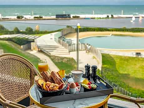 Classic Room with Queen Bed or Two Single Beds, Balcony and Sea View