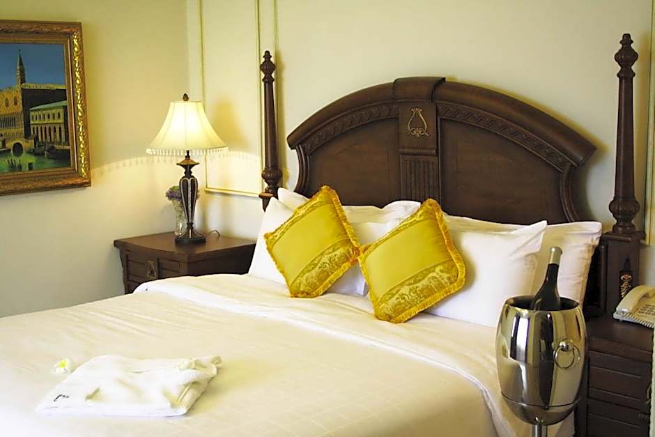 Four Seasons Place Hotel