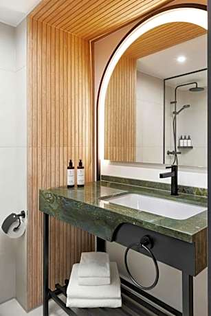 Deluxe King Room with Church View