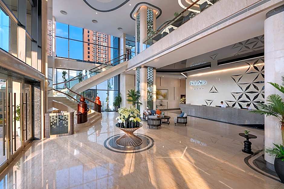 DeLaSea Ha Long Hotel - Modern Bayview Escape 