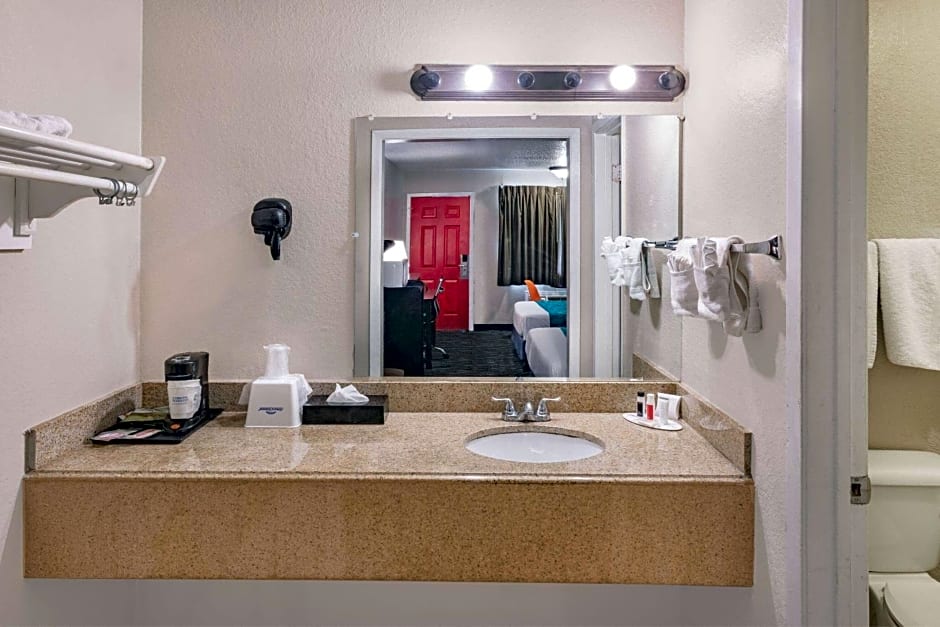 Howard Johnson by Wyndham Houston Hobby Airport