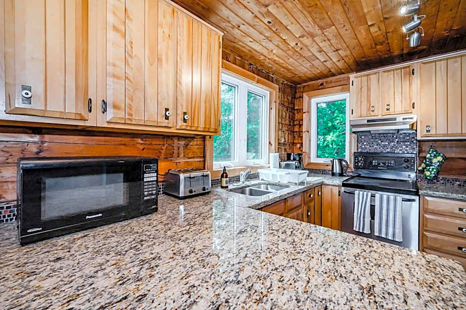 Norse Nook - Waterfront w Hot Tub & Sauna