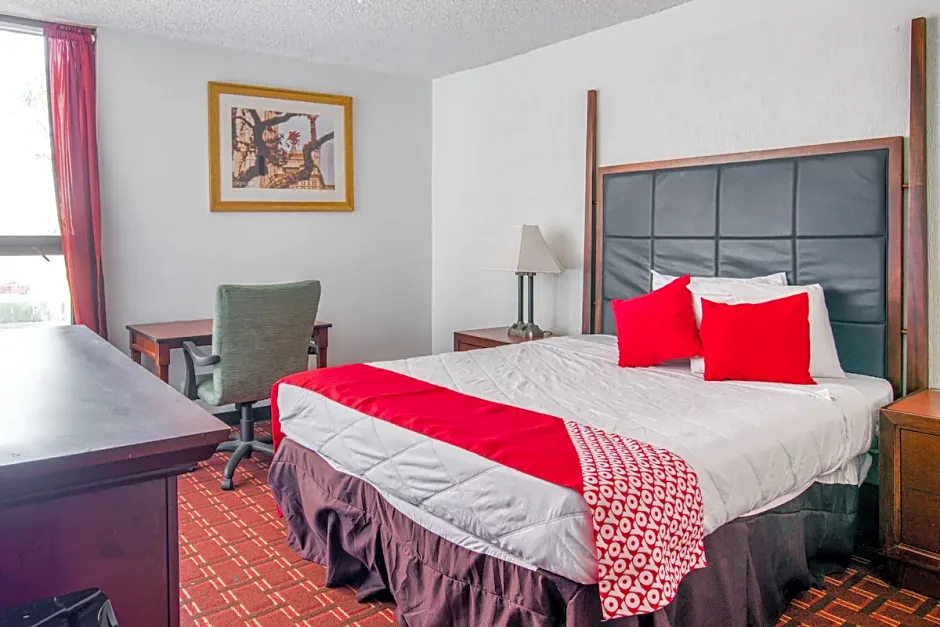 OYO Townhouse Houston George Bush Intercontinental