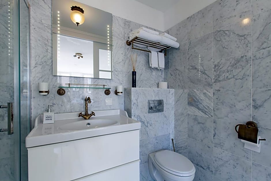 Jordaan Suite bed and bubbles