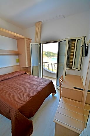 Quadruple Room with Balcony and Sea View