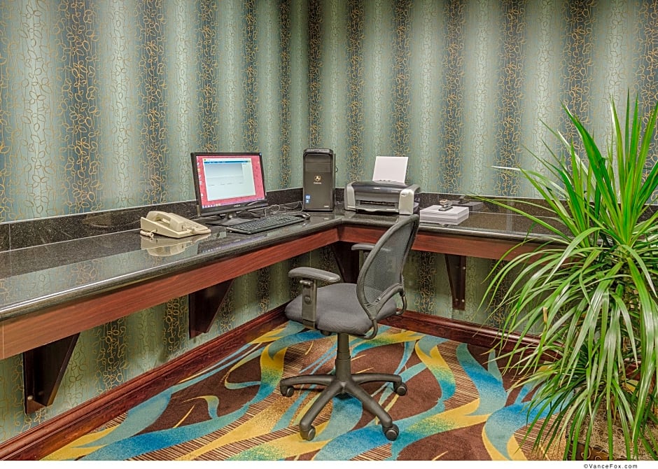 Holiday Inn Express & Suites / Red Bluff - South Redding Area, an IHG Hotel
