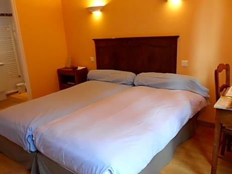 Twin Room with Shower