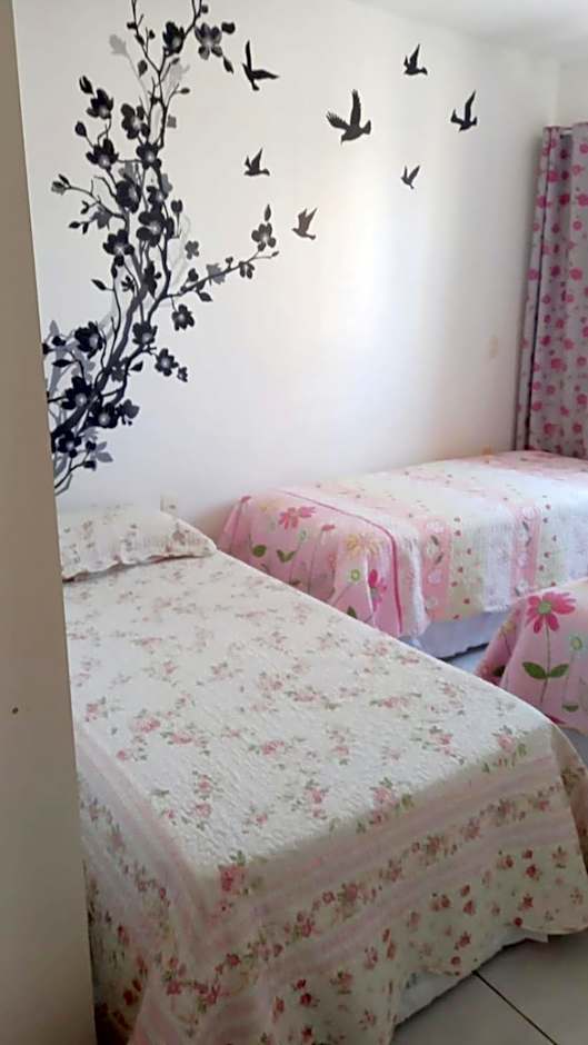 APARTAMENTO 10 min de CRICIUMA em IÇARA-SC - 2 quartos - 3 Ar-Condicionado split - Cozinha equipada - Banheiro - Garagem coberta e Wi-Fi - Anfitriã Superhost no BnB