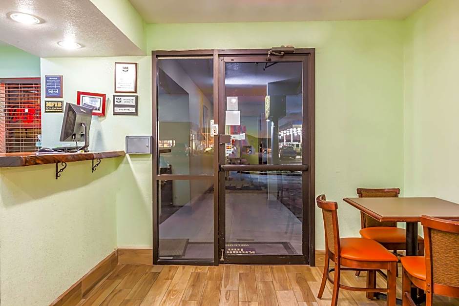 Econo Lodge Inn & Suites