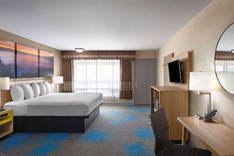 One-Bedroom Deluxe Suite with One King and One Queen Bed - Non-Smoking