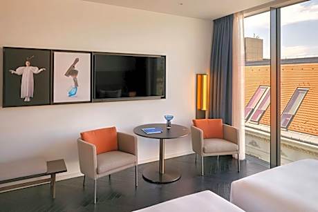 Contemporary Twin Room with Two Twin Beds and Street View