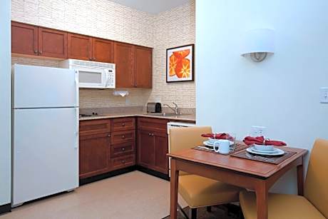 One-Bedroom Queen Suite with Sofa Bed and Adapted Tub - Mobility and Hearing Accessible