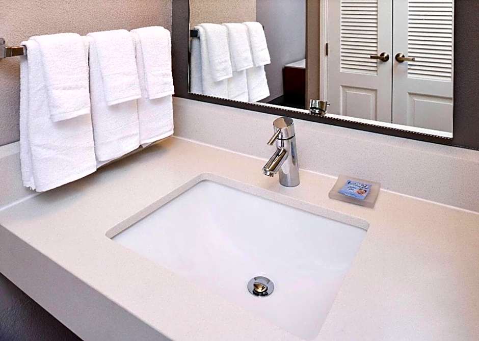 Country Inn & Suites by Radisson, Brown Deer - Milwaukee North