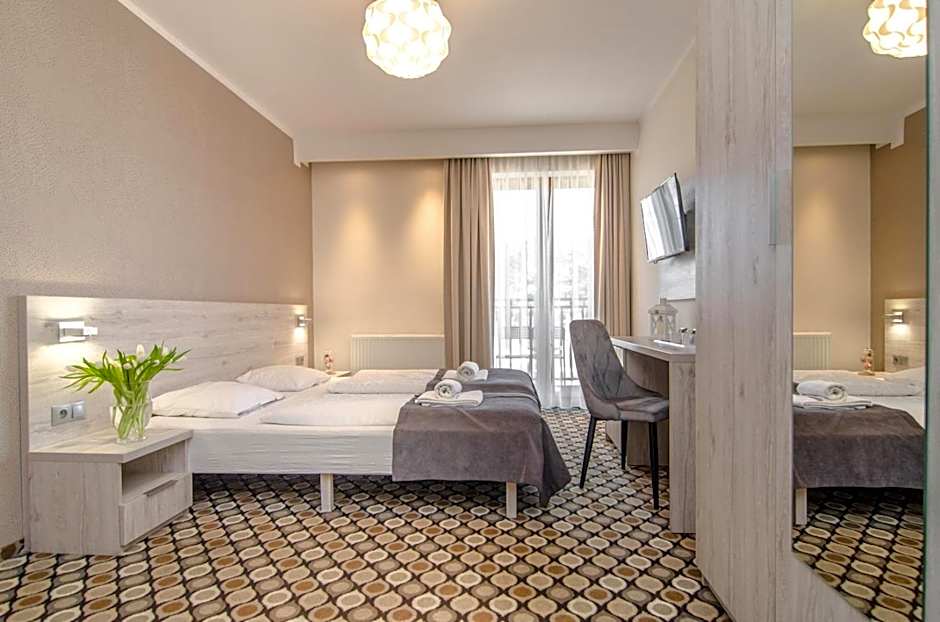 Marina Mielno z widokiem na jezioro