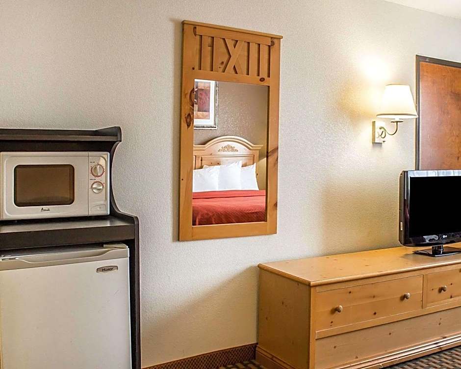 Photo 1 of 4 of 1 King Bed, Nonsmoking