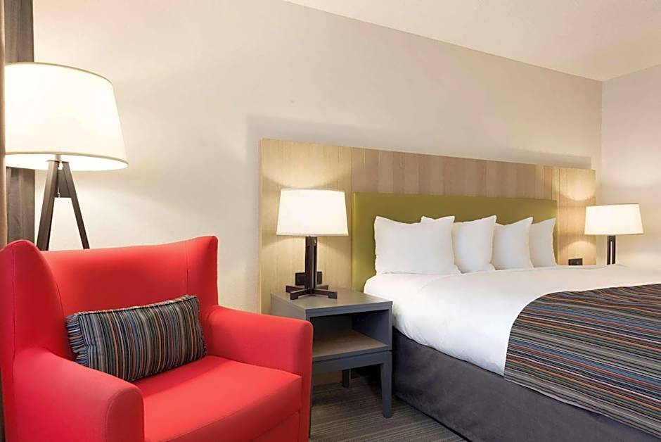 Country Inn & Suites by Radisson, Chippewa Falls, WI
